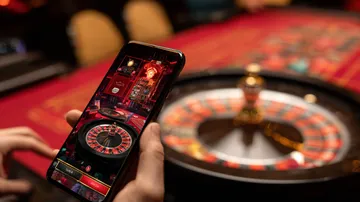 Uma mulher alegre em roupas tradicionais usando seu smartphone durante um momento festivo, mostrando como o app POPBEA se encaixa facilmente no dia a dia.