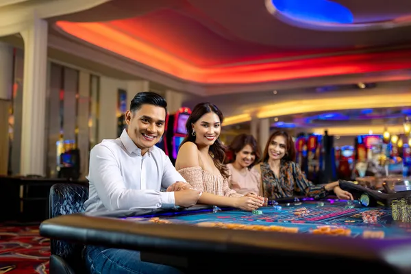 Uma mulher glamourosa segurando fichas de cassino em um ambiente iluminado por néon, representando a atmosfera premium do cassino online POPBEA.