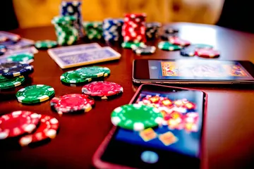 Uma imagem dramática de setes vencedores alinhados em um rolo de slot cercado por moedas douradas brilhantes, simbolizando grandes vitórias.